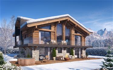 In Chamonix, exceptional chalet ideally located between the highly sought-after hamlets of Les Praz