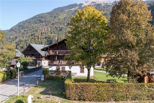 Luminous apartment ideally located in the heart of the typical and authentic hamlet of Les Vallons-d