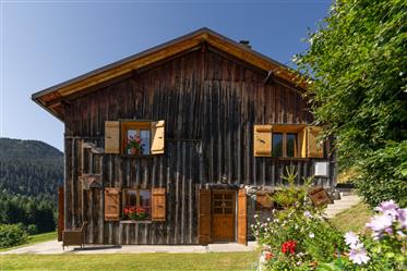 In Brizon befindet sich dieses schöne traditionelle Bauernhaus in idealer Lage in einer privilegier