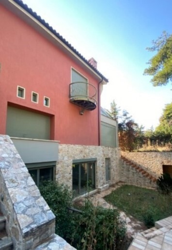 Villa 717 m² in Athens