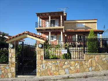 Villa 240 m² in central Greece