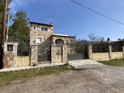 Samostojeća kuća površine 156 m² u Evia