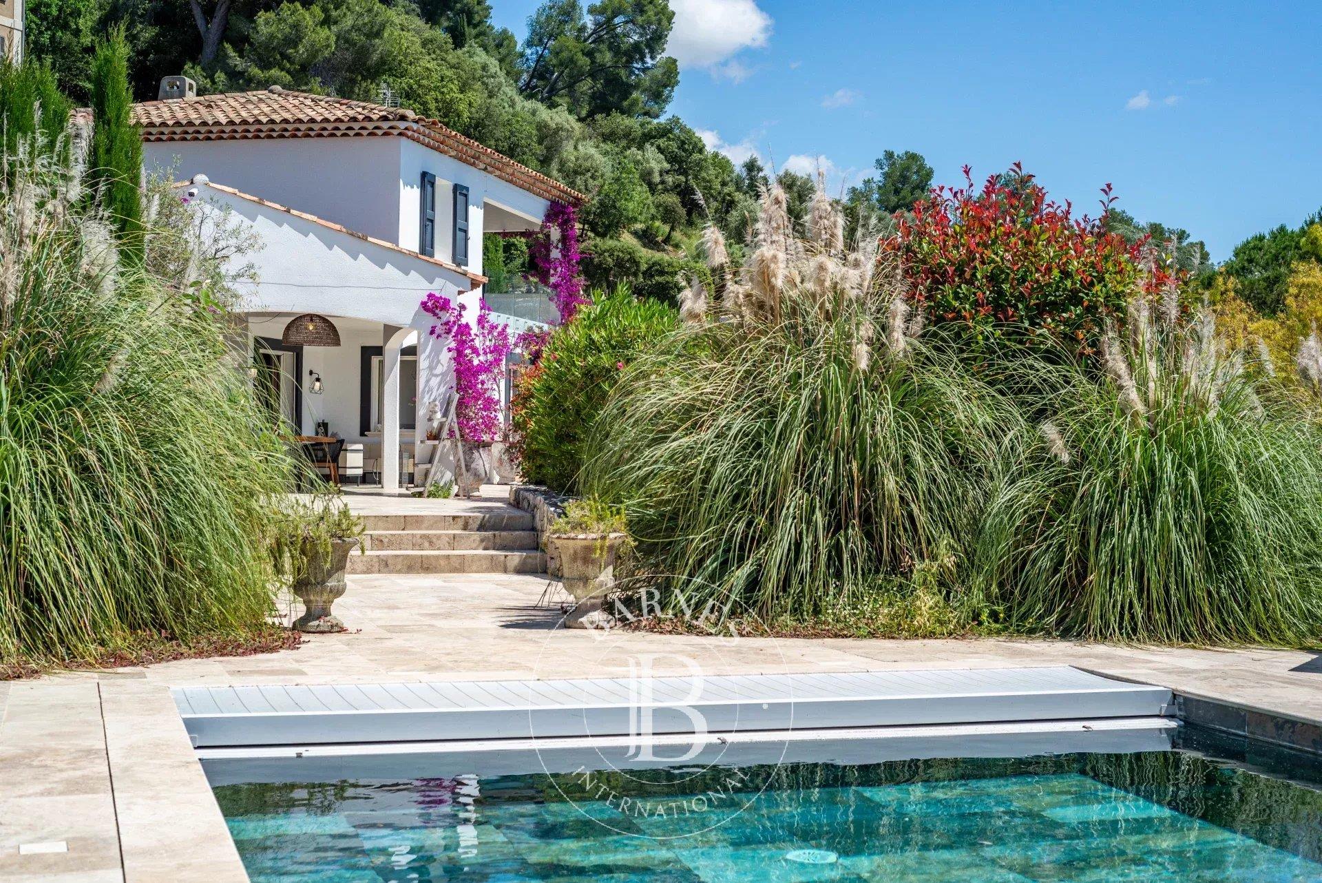 Exceptional Seaviews - 5-Bedroom Villa