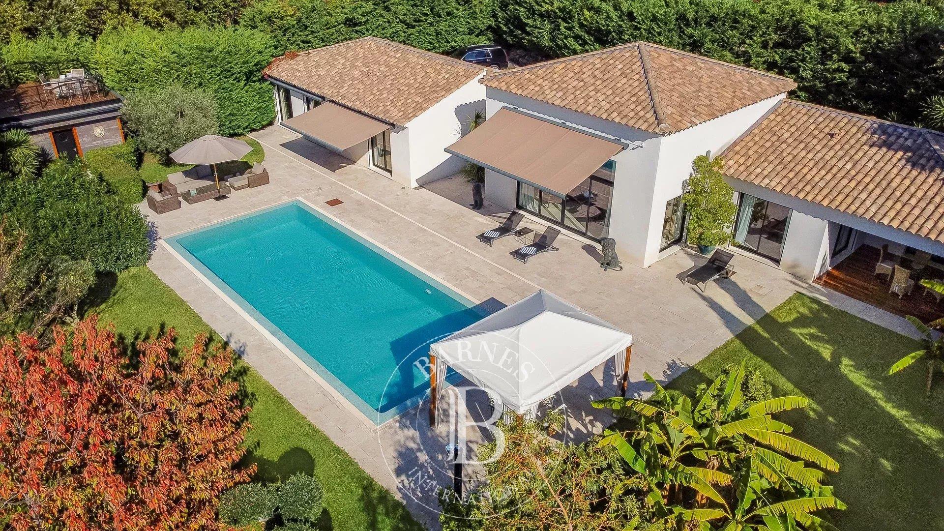 Roquefort Les Pins - One-storey villa - 5 bedrooms plus a studio