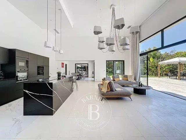 Roquefort Les Pins - One-storey villa - 5 bedrooms plus a studio