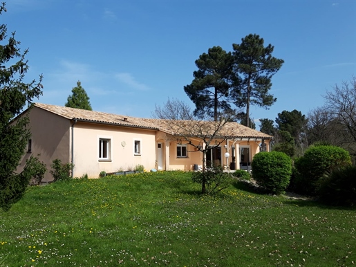 Near Périgueux One Storey House 160 m2 with 4 bedrooms / Large garage / Large plot of land with Swim