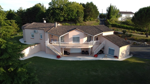 Prachtige moderne villa met panoramisch uitzicht