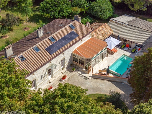 Magnifique propriété entièrement rénovée avec son parc arboré!