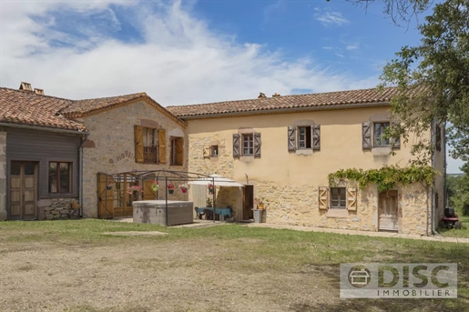 Mooie en ruime woning op 10 minuten van St Antonin Noble Val, met prachtig uitzicht.