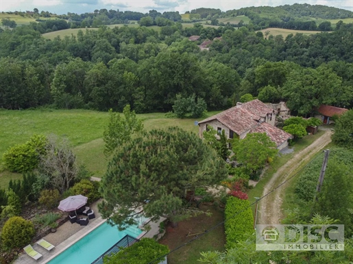 Magnificent property with swimming pool and independent guest house.
