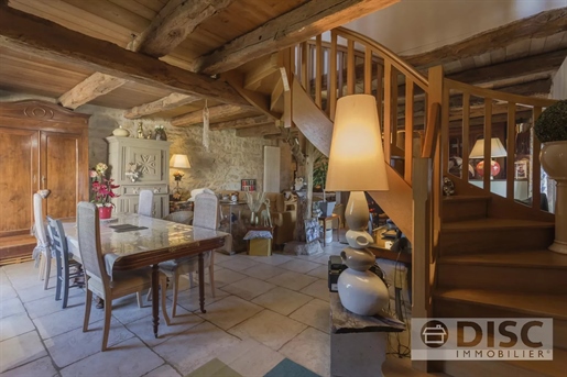 Beautiful and spacious property 10 minutes from St Antonin Noble Val, with magnificent views.