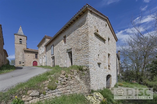 Renovated house, a partially renovated barn and superb views on 6000m² of land.