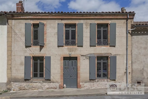 Very spacious building located in Cordes-sur-ciel with beautiful views.