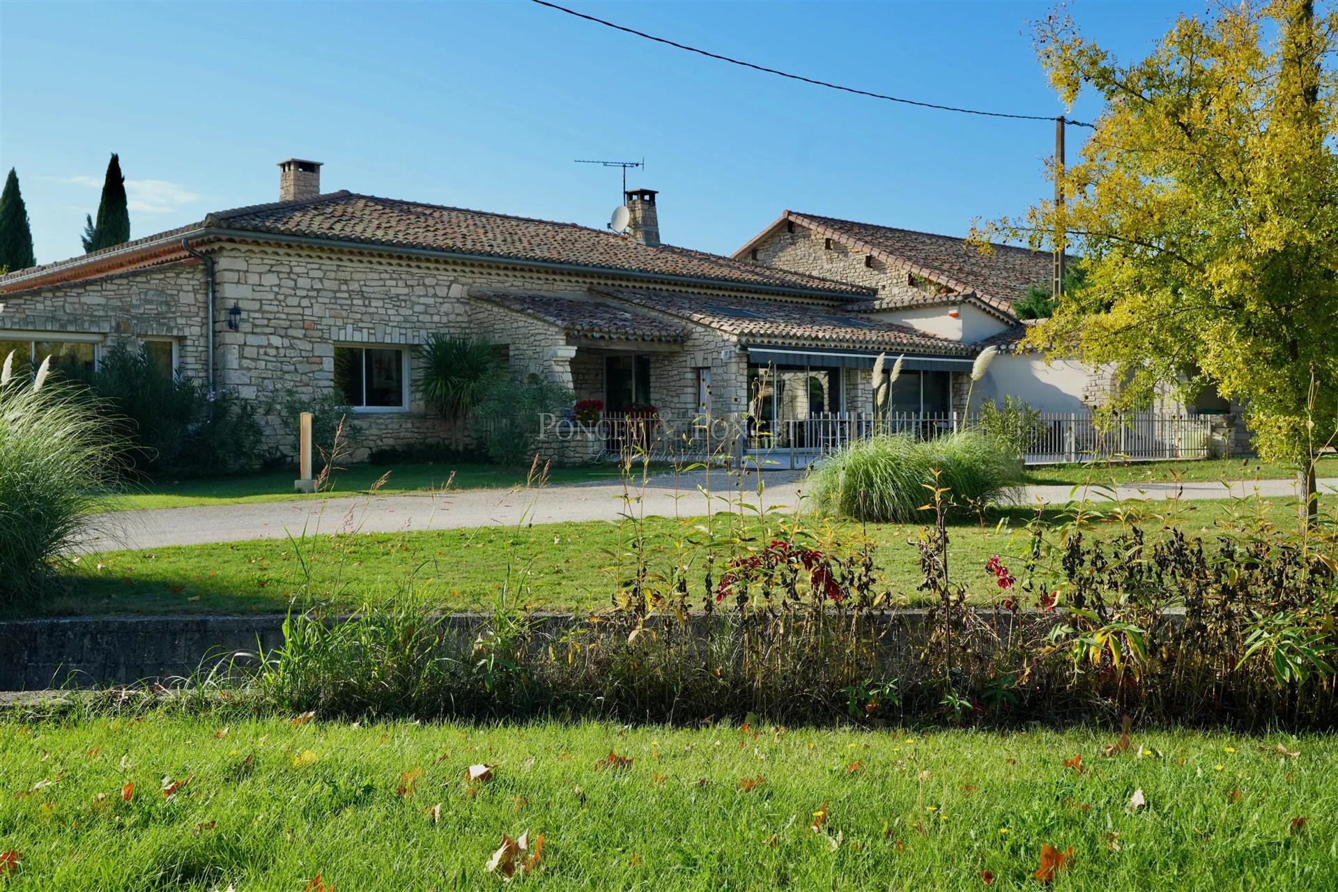 3 houses on a vast 8-hectare property