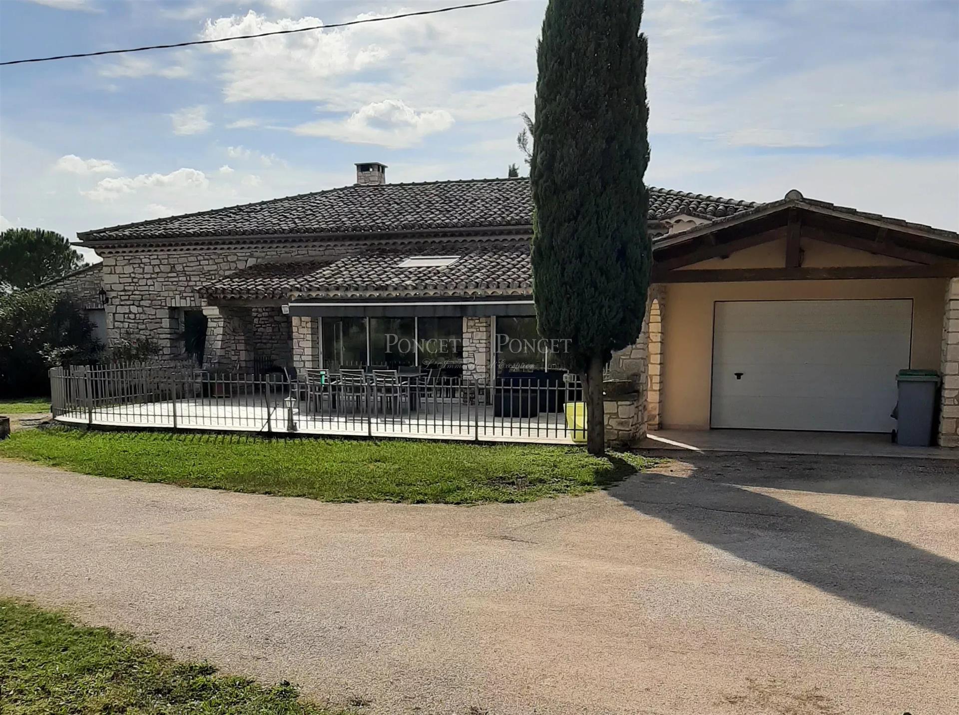 3 houses on a vast 8-hectare property