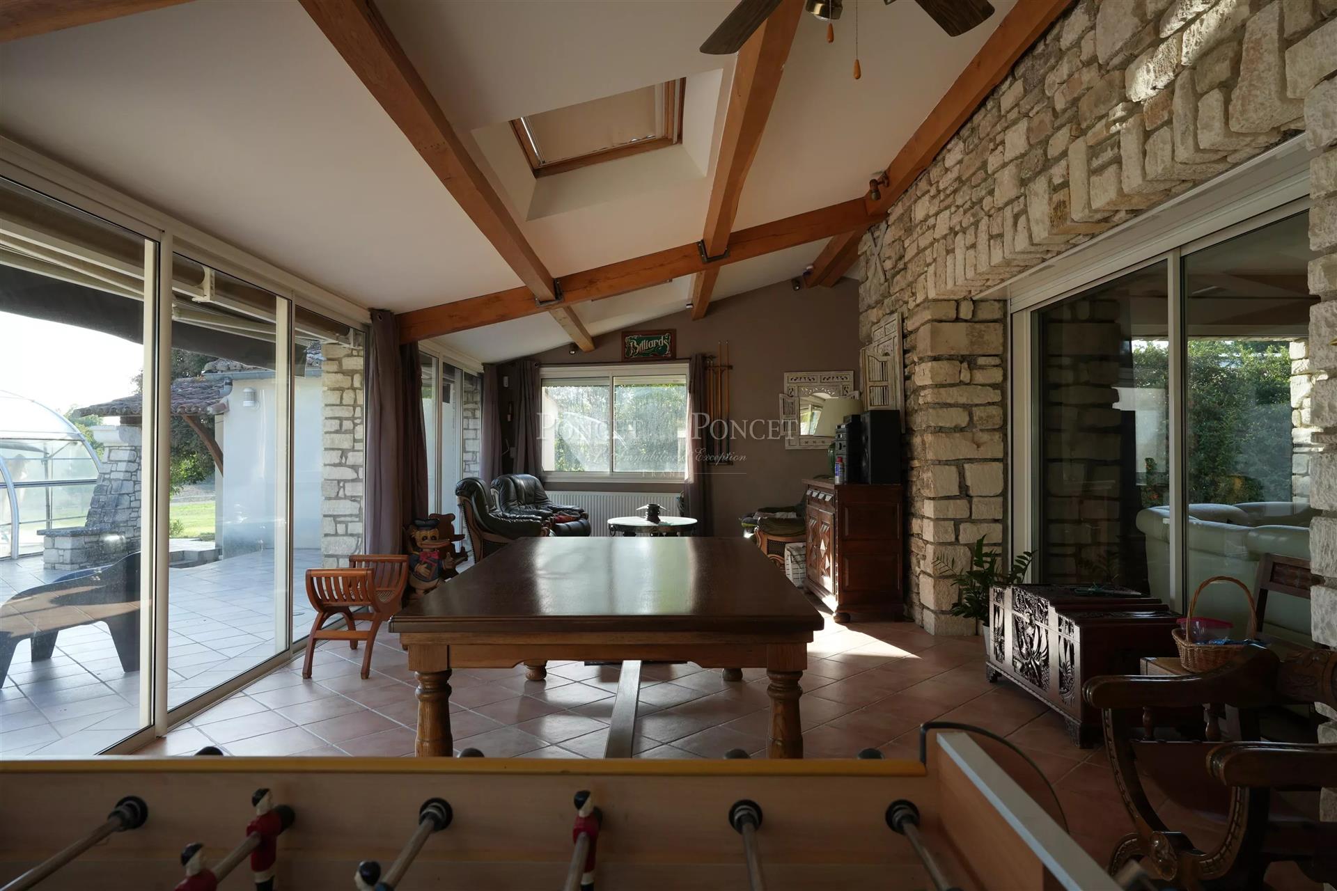 3 houses on a vast 8-hectare property