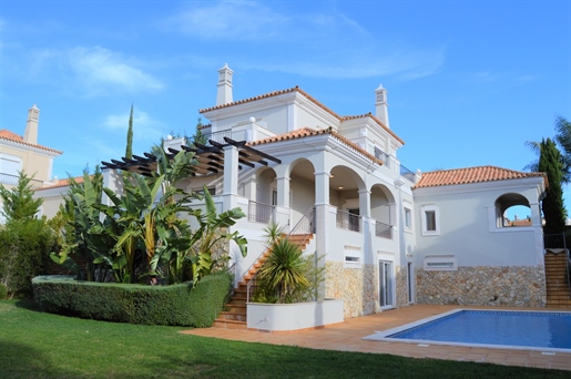 Well constructed villa situated in a luxury development only 5 minutes from Almancil