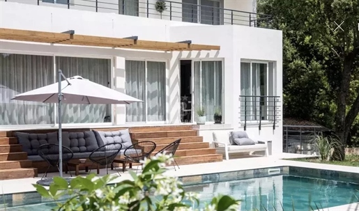 Contemporary villa close to amenities