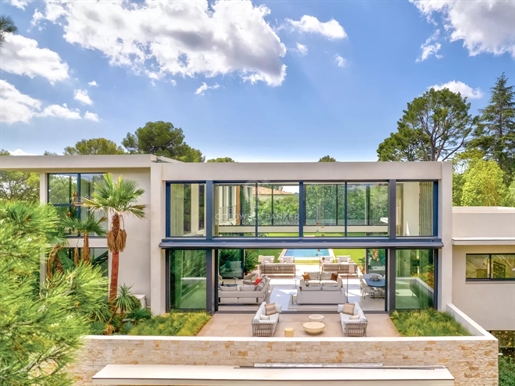 Gorgeous new contemporary villa located in a secured domaine