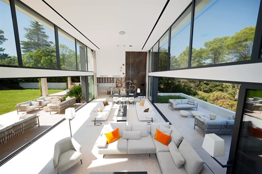 Wunderschöne neue moderne Villa in einer gesicherten Domäne