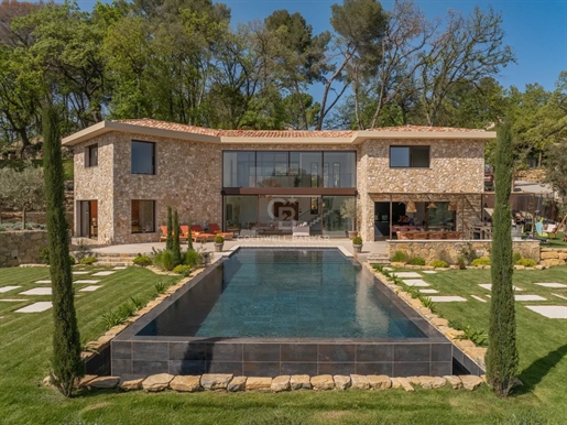 Magnificent brand new villa located in a gated domaine