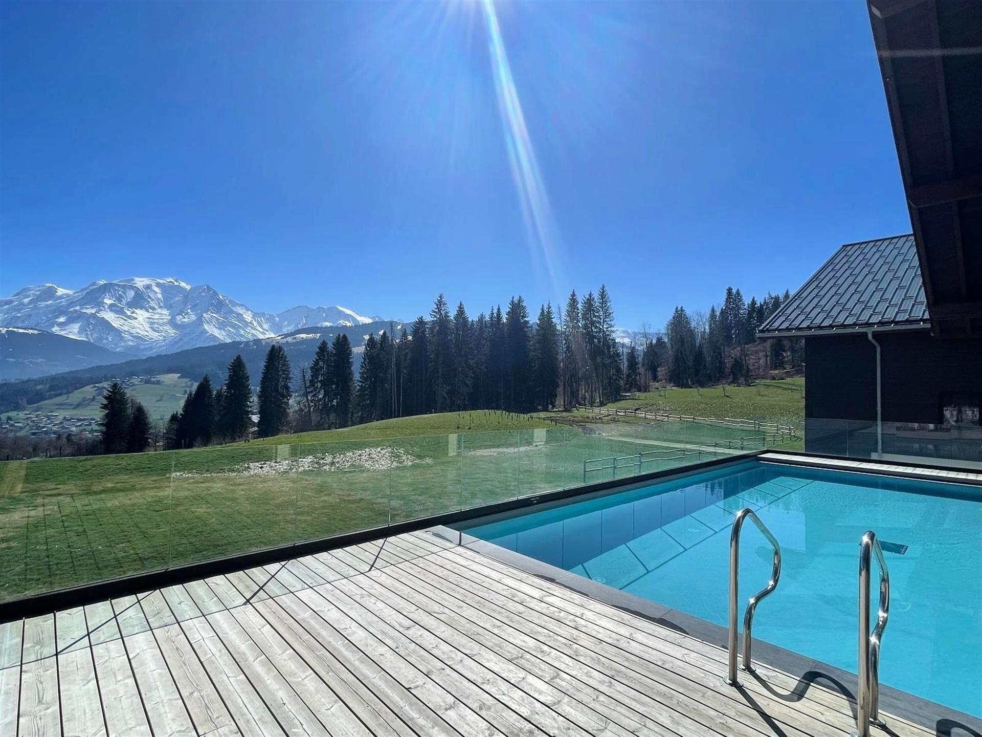 T4 sob o telhado com vistas esplêndidas do Mont Blanc em Combloux perto dos teleféricos
