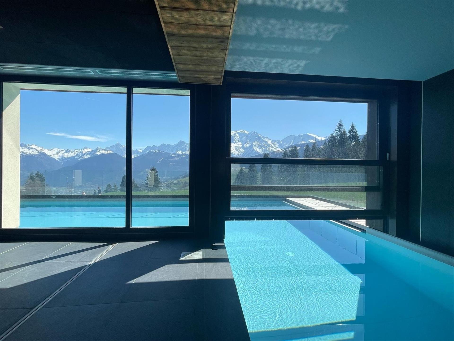 T4 sob o telhado com vistas esplêndidas do Mont Blanc em Combloux perto dos teleféricos