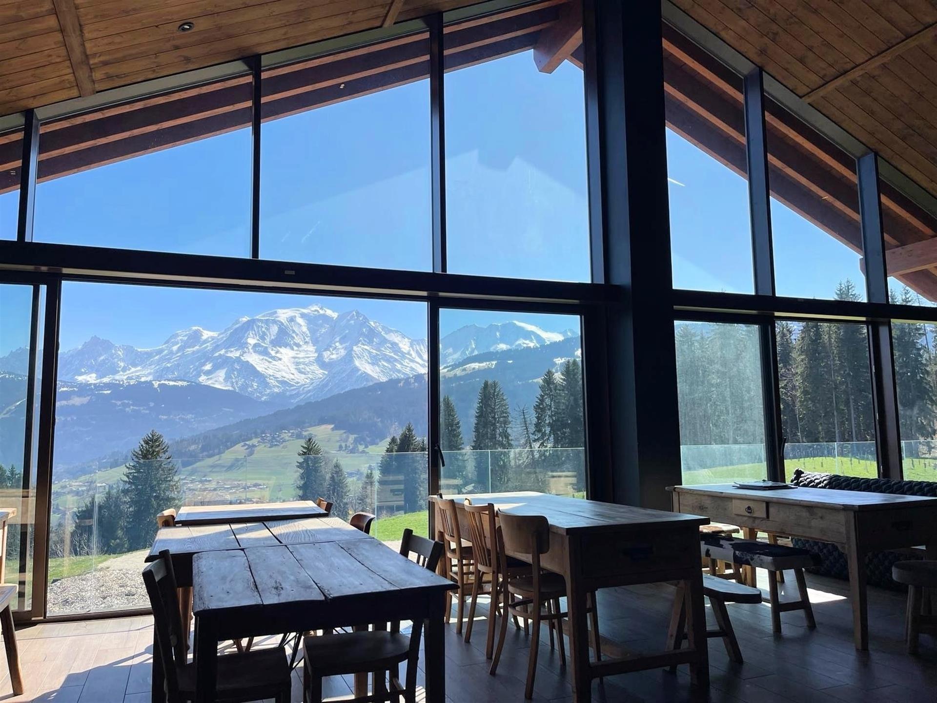 T4 sob o telhado com vistas esplêndidas do Mont Blanc em Combloux perto dos teleféricos