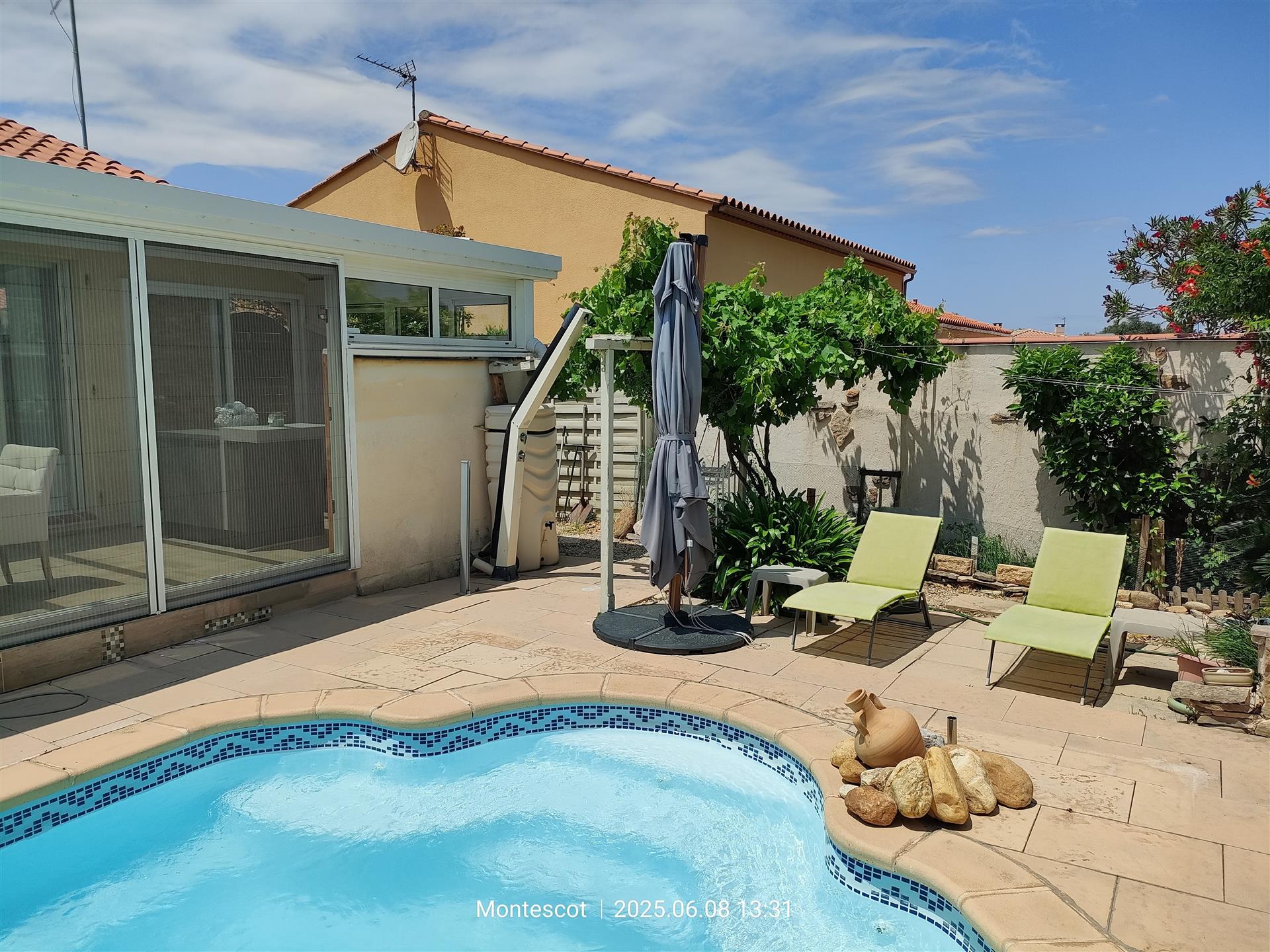 Casa 104 m² com piscina, varanda, 2 quartos/possibilidade 3 – Terreno 416 m²