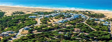 Vyvýšený pozemek s projektem na 200 metrů od pláže, Algarve