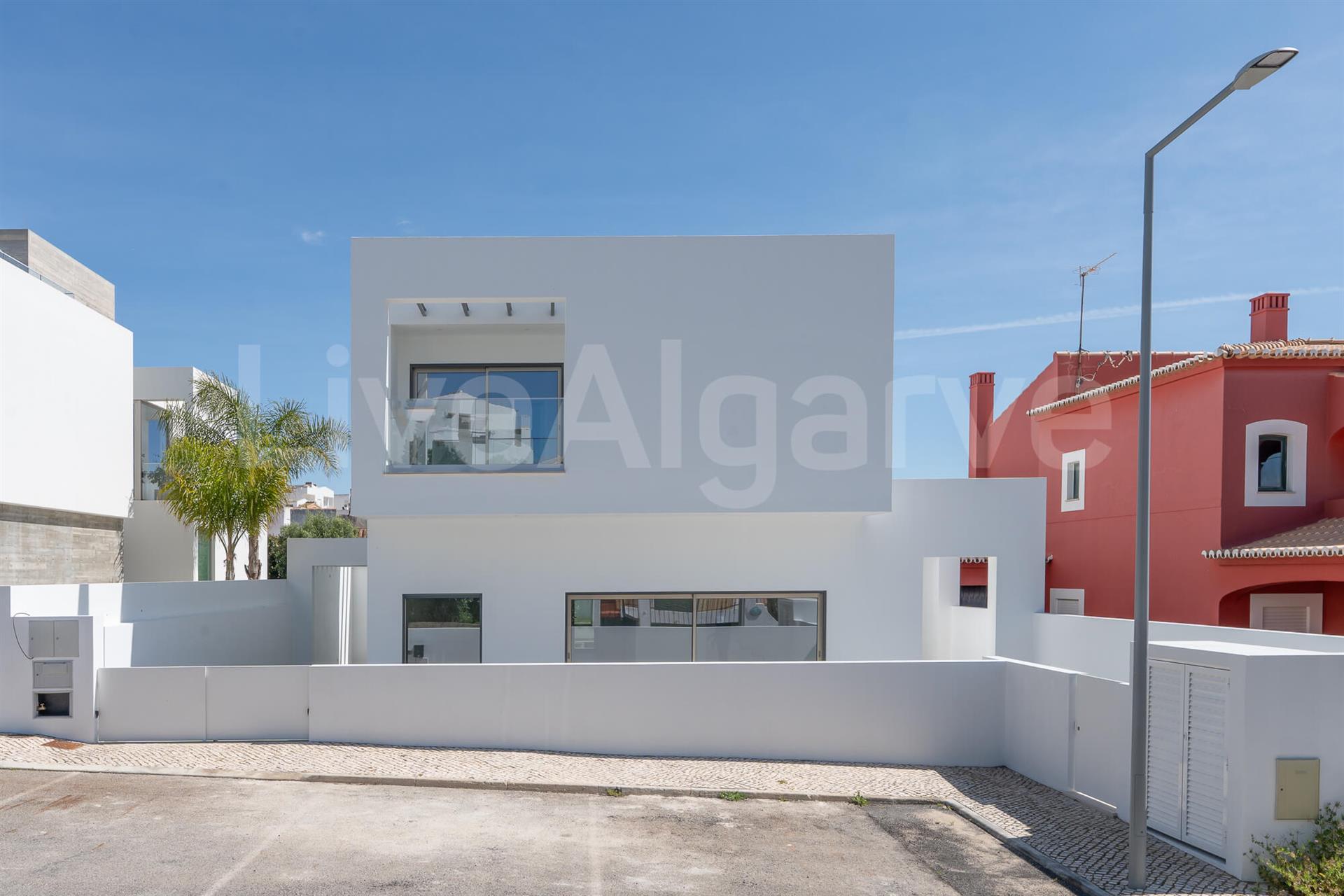 Newly Built | Modern T3+1 Villa with Pool for Sale in Torraltinha – Lagos