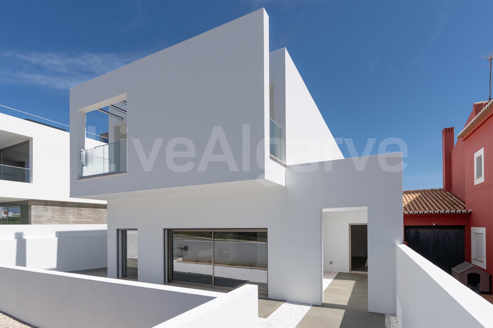 Newly Built | Modern T3+1 Villa with Pool for Sale in Torraltinha – Lagos