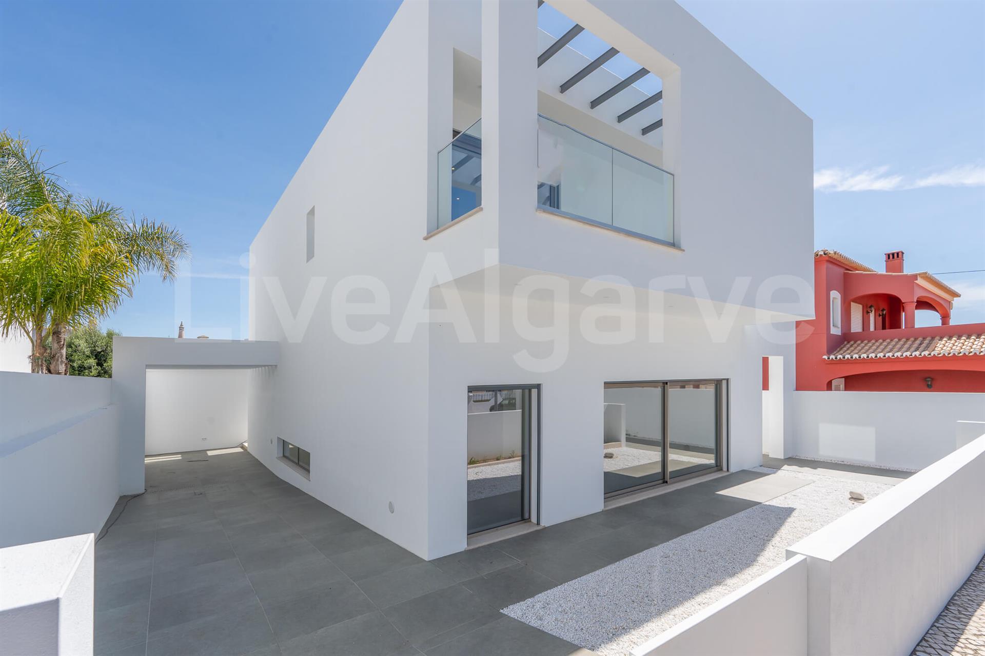 Newly Built | Modern T3+1 Villa with Pool for Sale in Torraltinha – Lagos