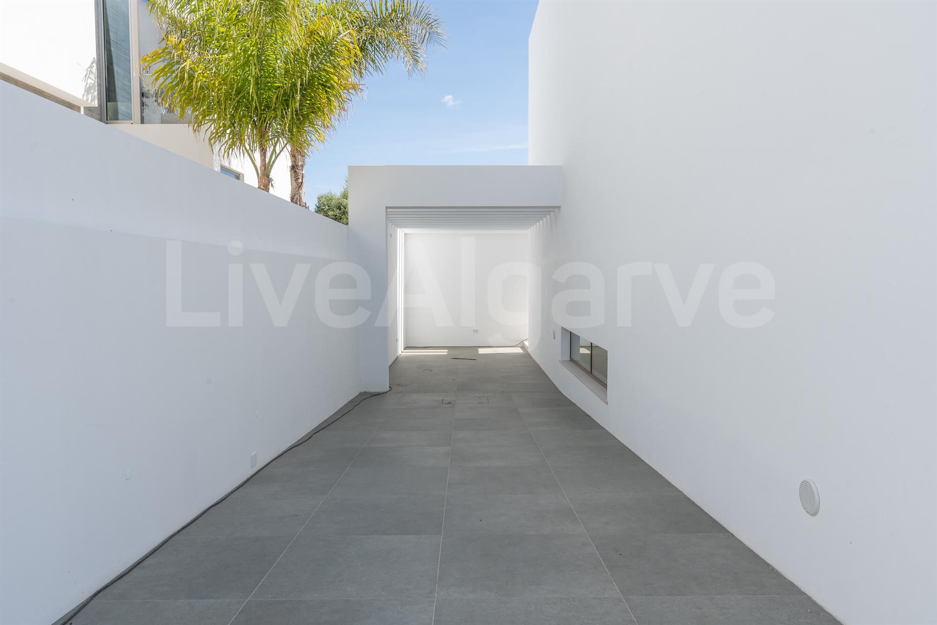 Newly Built | Modern T3+1 Villa with Pool for Sale in Torraltinha – Lagos