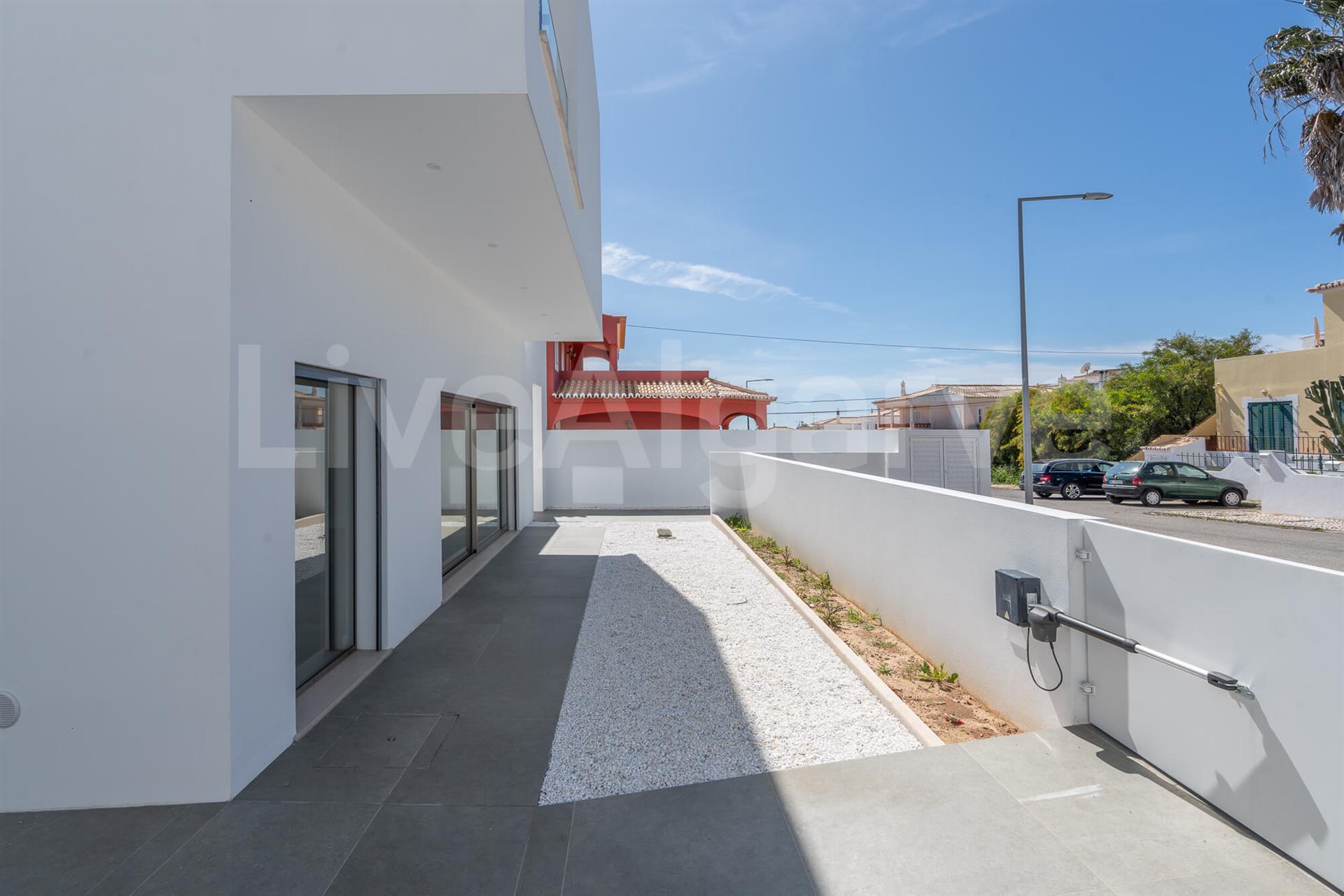 Newly Built | Modern T3+1 Villa with Pool for Sale in Torraltinha – Lagos