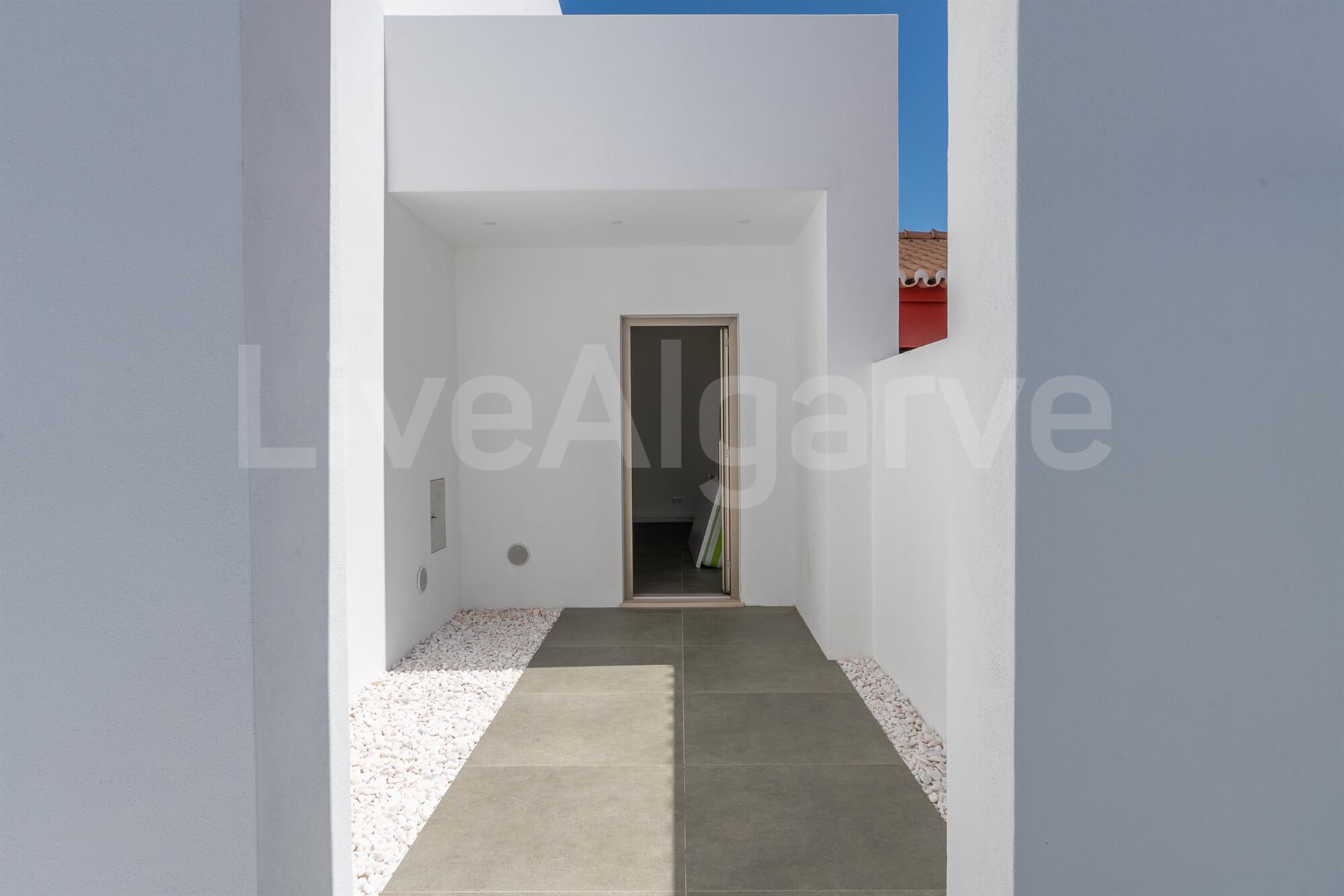 Newly Built | Modern T3+1 Villa with Pool for Sale in Torraltinha – Lagos