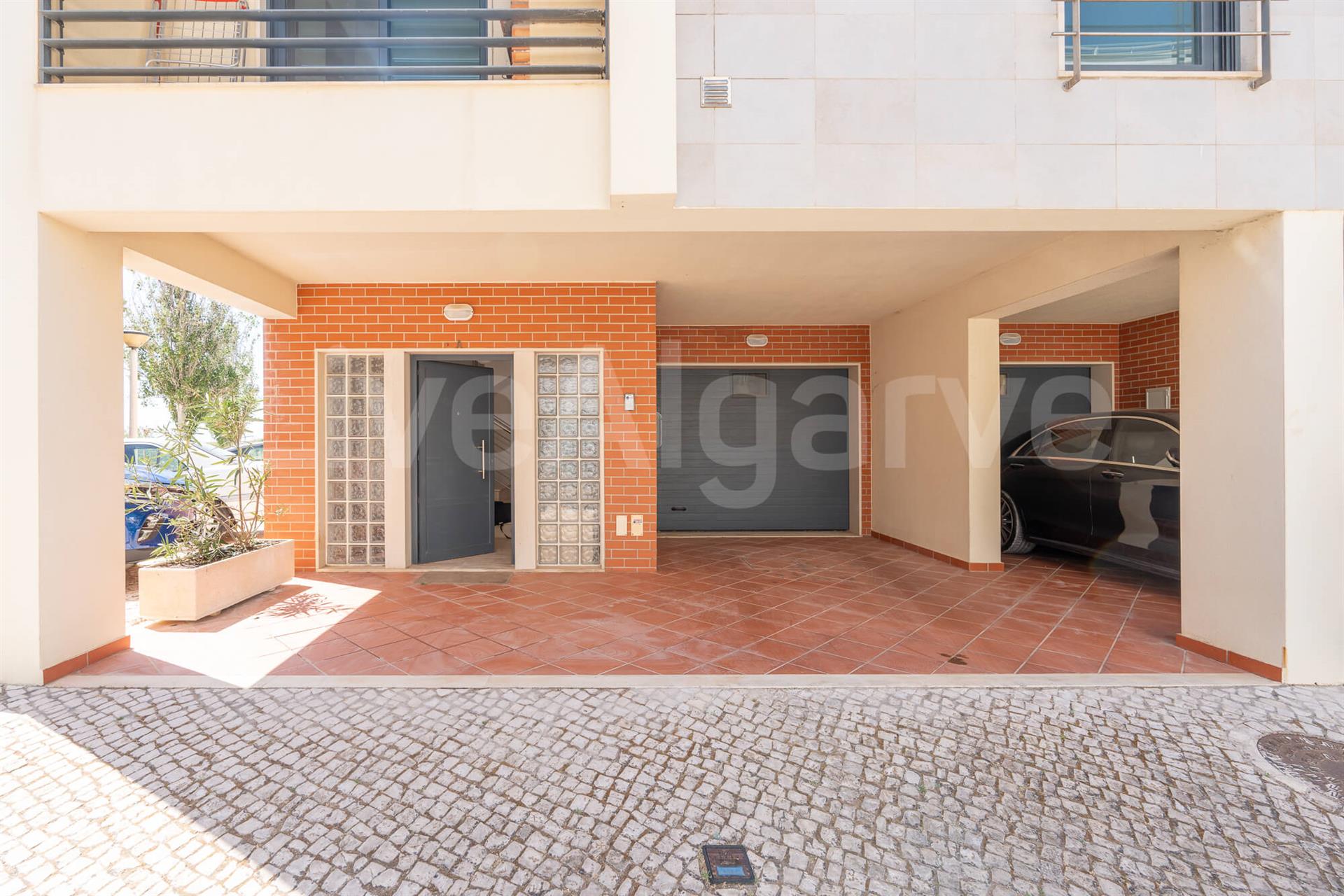 Exclusive | Spacious Modern T4 Semi-detached House at Meia Praia - Lagos