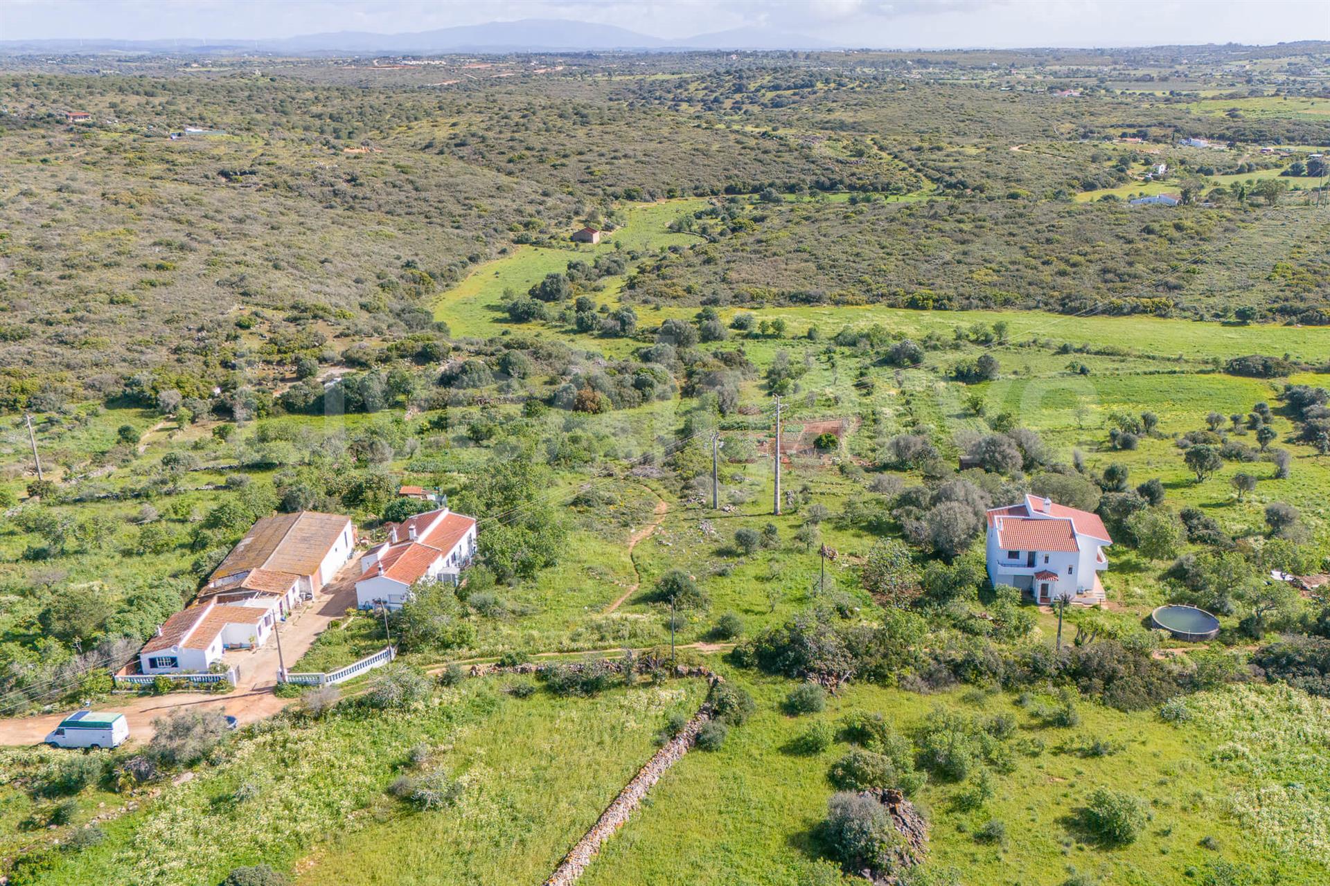 Comté | Beau terrain de 3,2Ha avec projet approuvé pour une villa à Almádena - Lagos