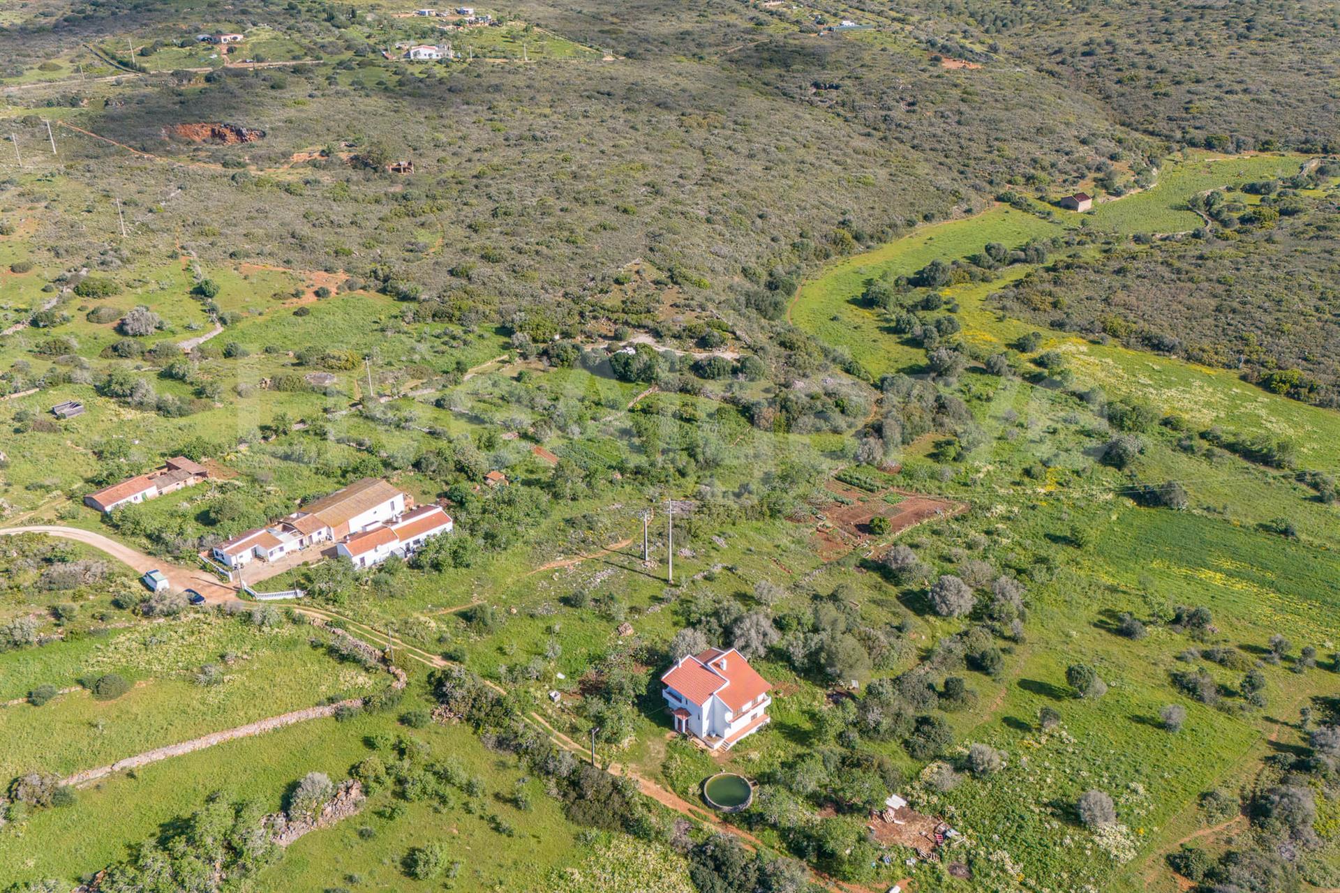 Provincie | Mooi perceel van 3,2 ha met goedgekeurd project voor een villa in Almádena - Lagos