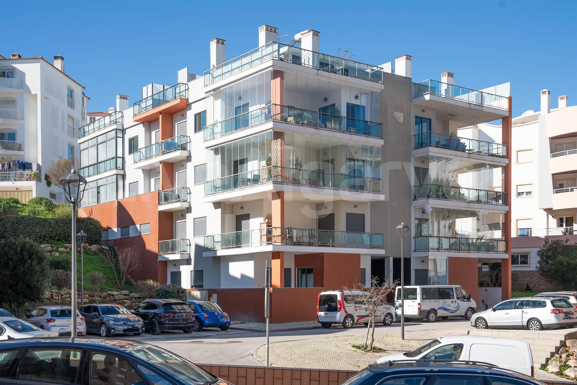 Penthouse | Nowoczesne mieszkanie miejskie T2 z rozległym tarasem na dachu w Parque De Moinho na sp