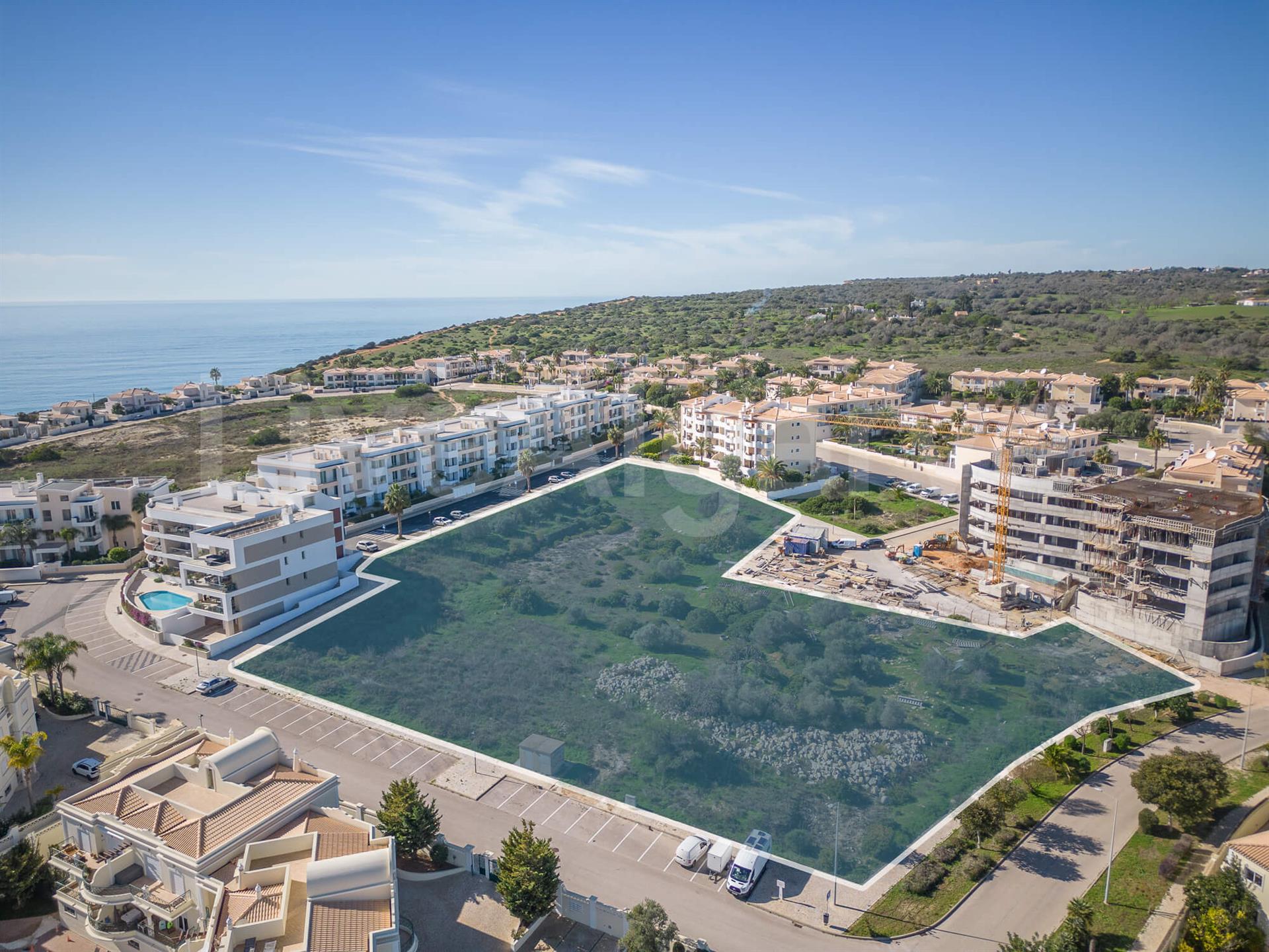 Near Beach | Ein 9.068M² Grosses Baugrundstück In Bester Lage In Porto De Mós Zum Verkauf - Lagos