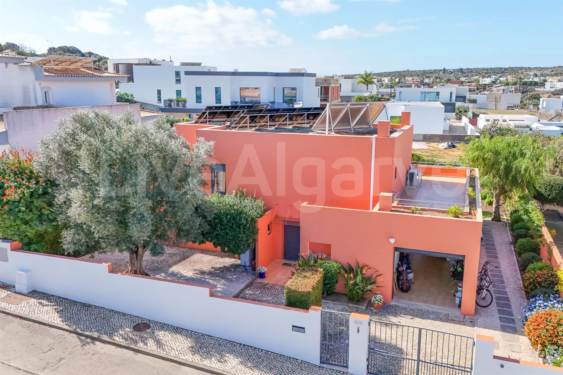 Luxury | Modern T3 Villa in Sought-After Ameijeira for Sale - Lagos