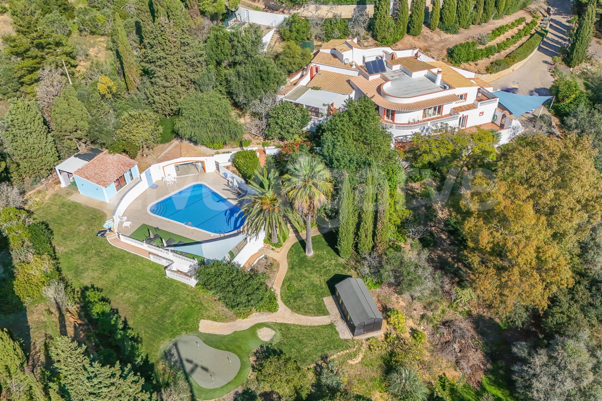 Sea View | Elegant T6 Villa in Funchal for Sale – Lagos