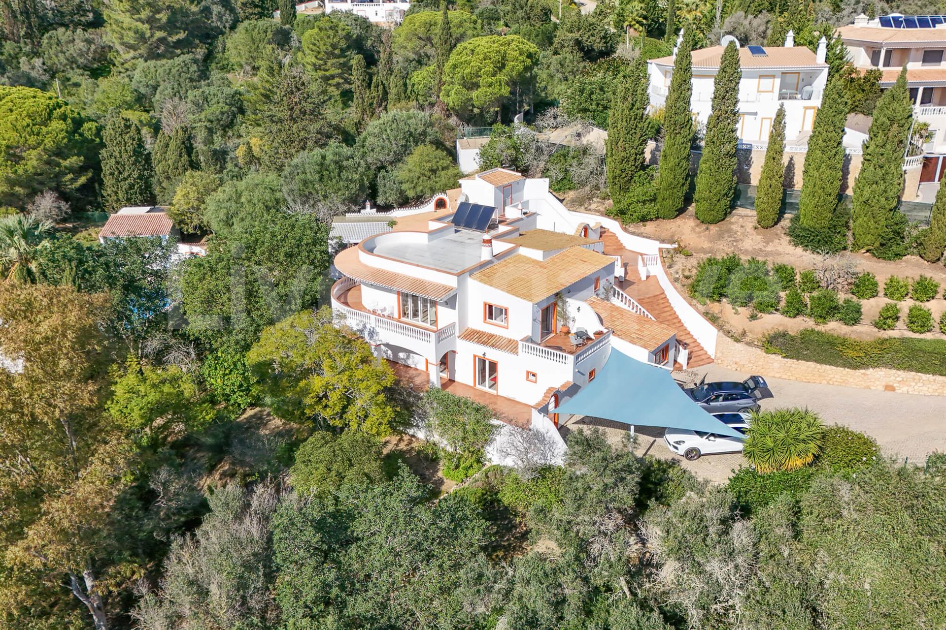Sea View | Elegant T6 Villa in Funchal for Sale – Lagos