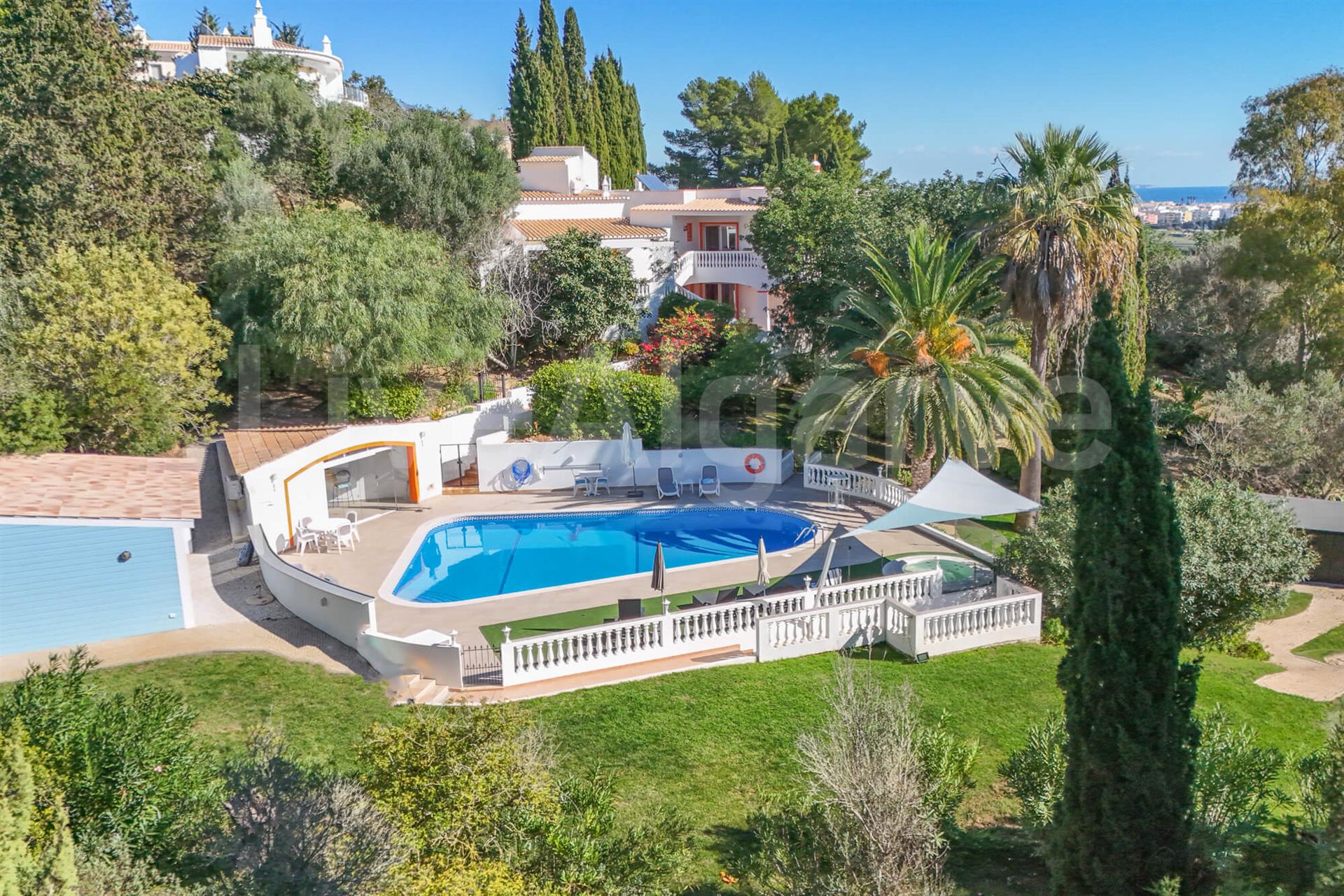 Sea View | Elegant T6 Villa in Funchal for Sale – Lagos