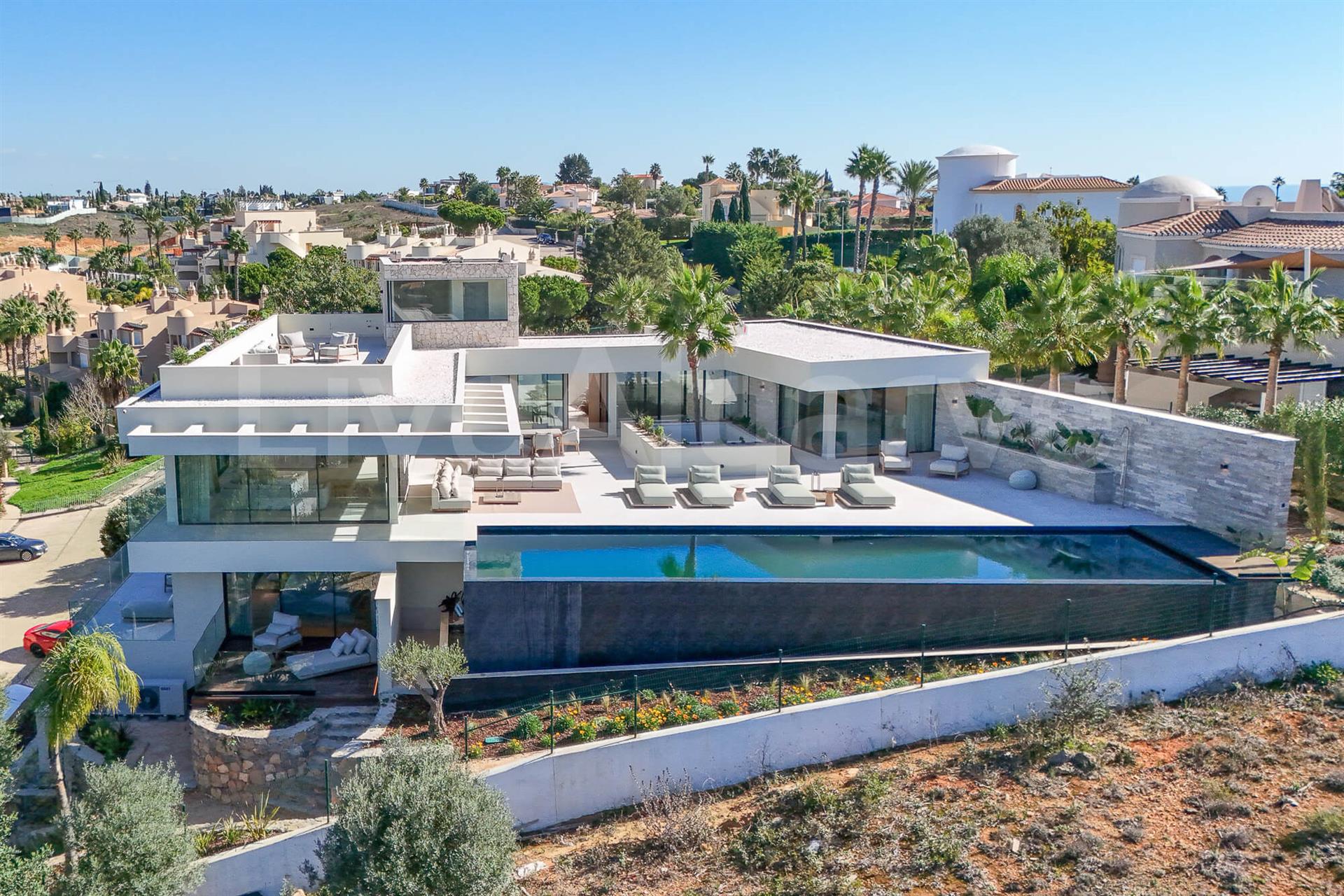 Meerblick | Neue 3 +2 Sz Luxus Villa in Estômbar zum Verkauf – Lagoa