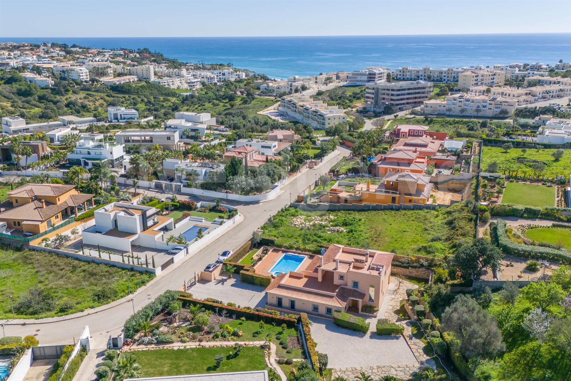 Luxury | Striking T3+1 Villa at Porto de Mós for Sale - Lagos