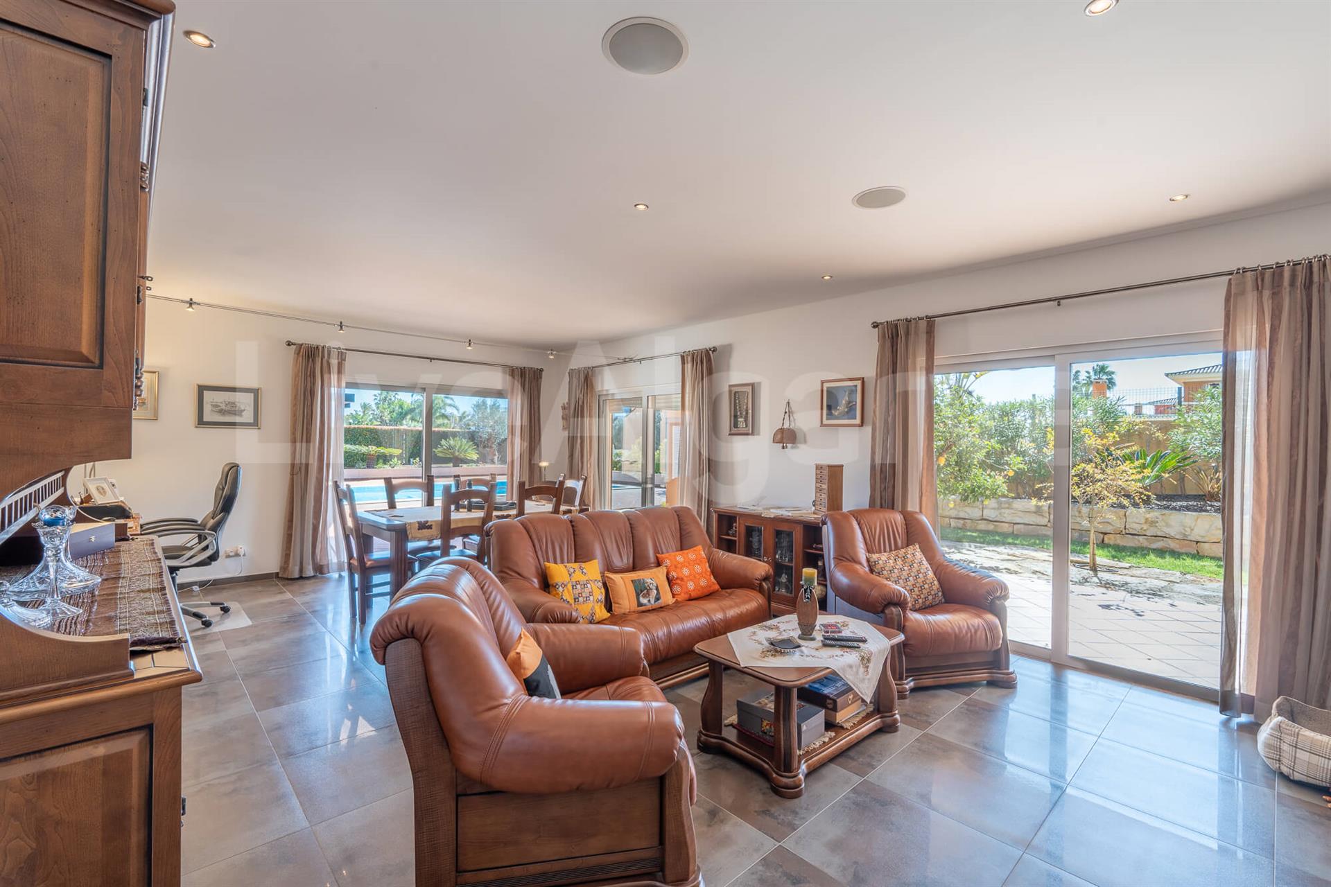 Luxury | Striking T3+1 Villa at Porto de Mós for Sale - Lagos