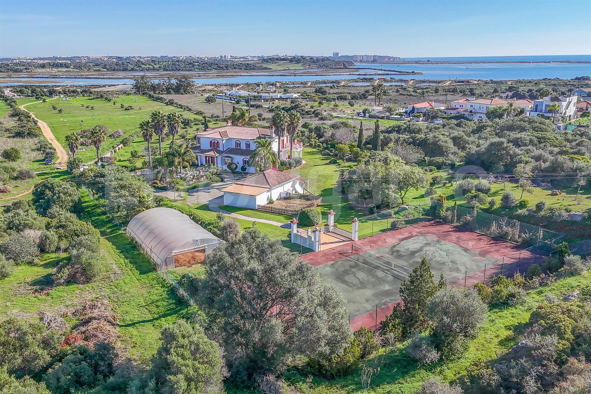 Luxo | Bela Moradia V3+1 á Venda com Vista para a Ria de Alvor, Vale da Lama – Lagos