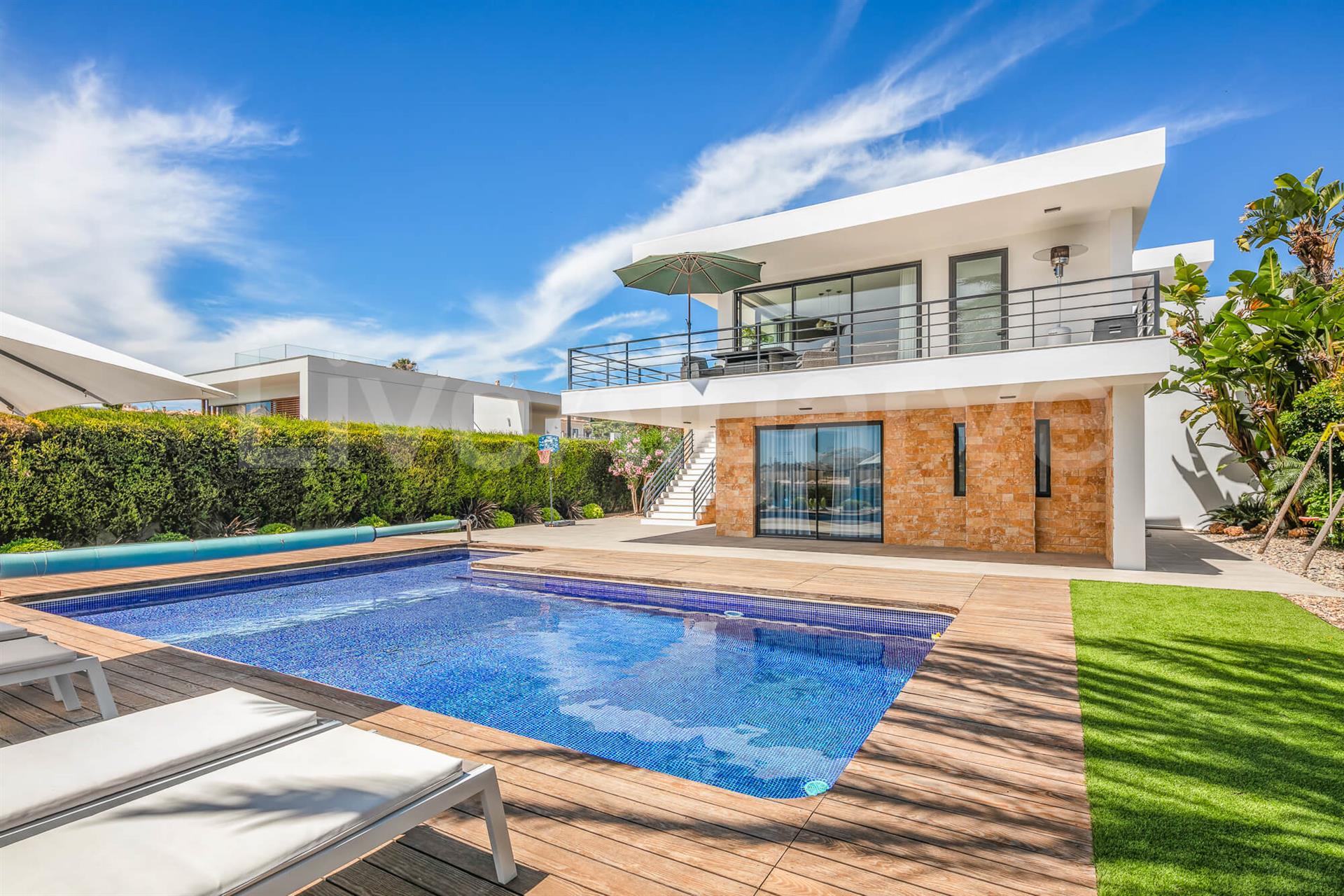 Luxury | Modern T3+1 Villa For Sale At Porto De Mós - Lagos